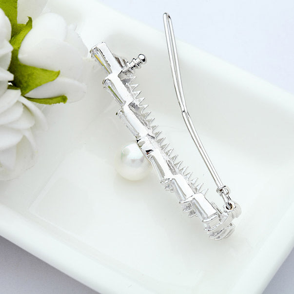 Attractive Rhodium Plated Hair Clip Encrusted with White Pearl And Shiny Zircon Stones For Women And Brides 