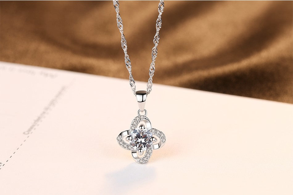 Elegant Flower Shaped 925 Sterling Silver Necklace Encrusted With Shiny Zircon Stones 